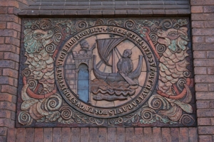 13th Century - Merchant Ship. A Merchant Ship approaching Bristol City Walls - note eel in the water.
(From the Common Seal of the Burgesses of Bristol) - click to enlarge 13th Century - Merchant Ship. A Merchant Ship approaching Bristol City Walls - note eel in the water.
(From the Common Seal of the Burgesses of Bristol)