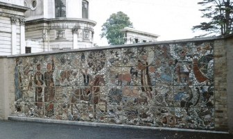 North London Collegiate School is housed in the gracious buildings of Canon’s Park. This photo shows the whole mural in position against the background of the 18th century house. - click to enlarge North London Collegiate School is housed in the gracious buildings of Canon’s Park. This photo shows the whole mural in position against the background of the 18th century house.